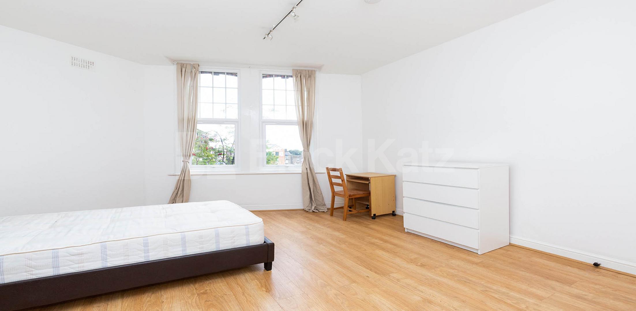 			LARGE 2/3 BED MINS TO TUBE AND SHOPS! , 2 Bedroom, 1 bath, 1 reception Flat			 Criterion Mews, ARCHWAY